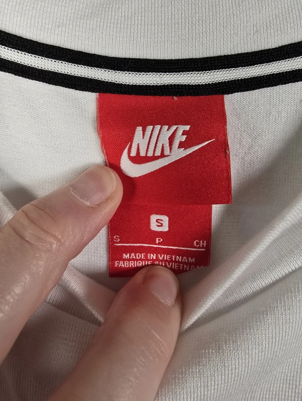 NWOT Nike Women's White Sportswear Essential Cropped Logo Tee Size Small